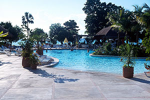 hotel-pool.jpg (38253 bytes)